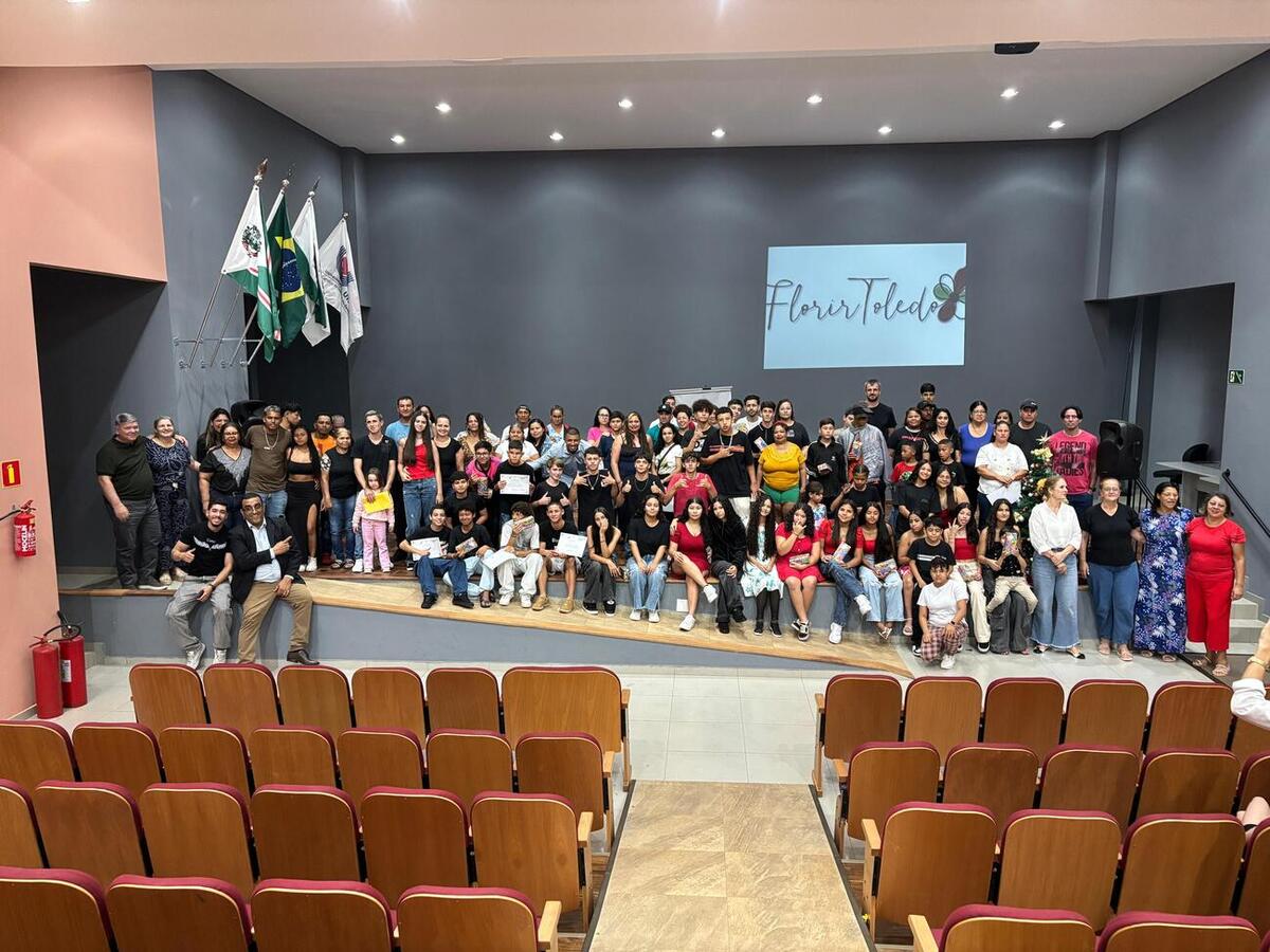 Cerimônia reuniu alunos, familiares, música, dança e poesia no auditório da Unioeste na noite desta terça-feira (16)