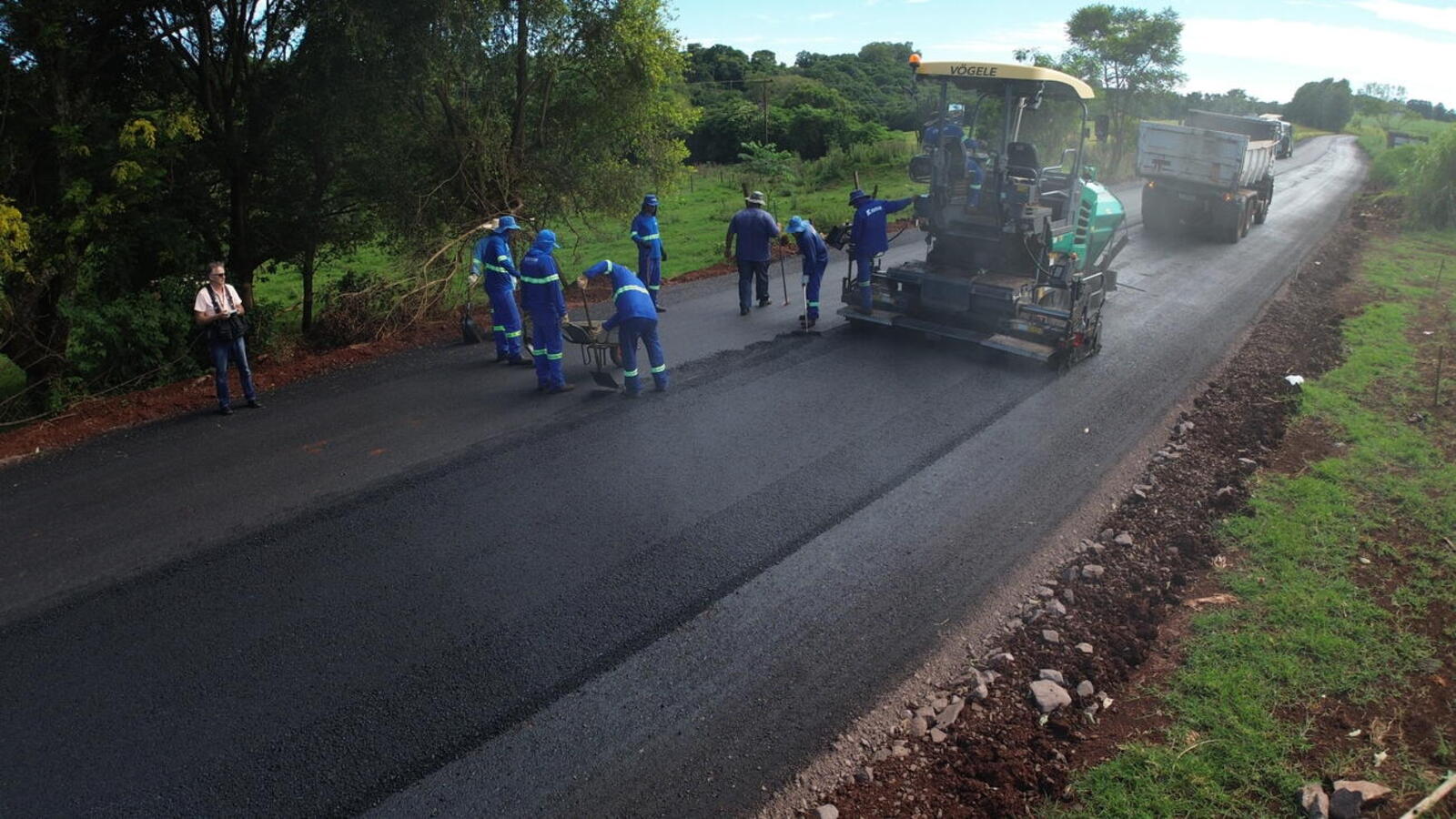 Revestimento asfáltico teve início nesta segunda-feira (29) em trecho de 874 metros, com investimento de R$ 975,9 mil pela Prefeitura de Toledo