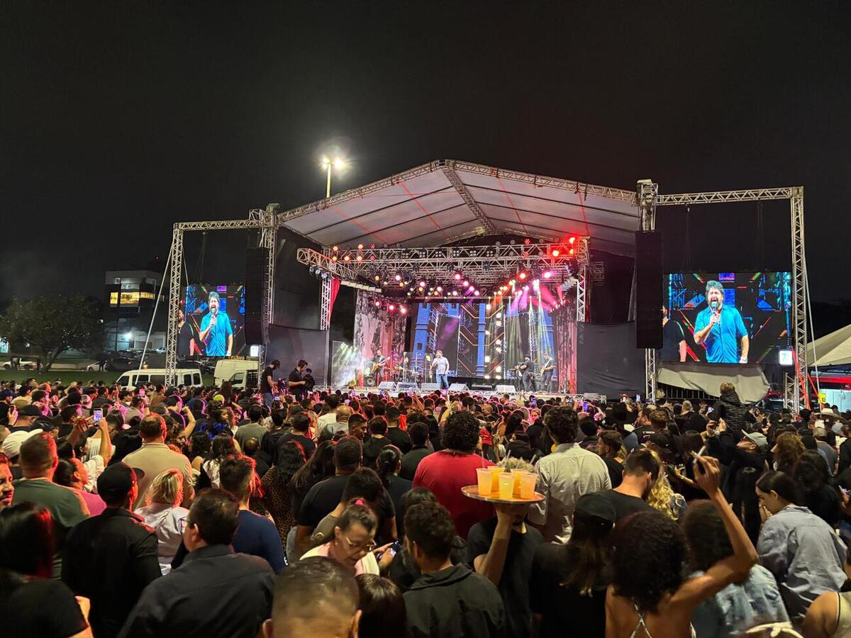 Mesmo sob chuva, população participou da programação que teve distribuição de bolo, shows nacionais e premiação do concurso de decoração natalina