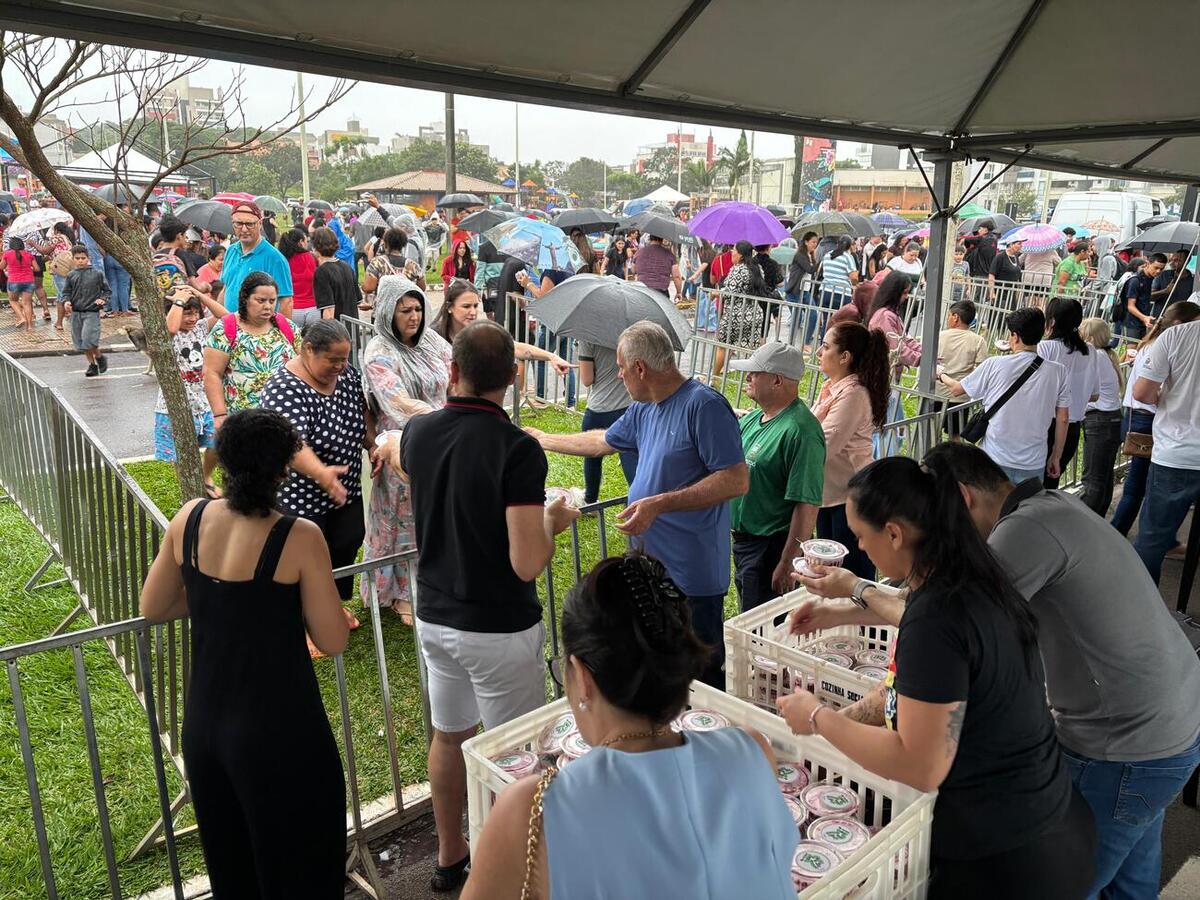 Mesmo sob chuva, população participou da programação que teve distribuição de bolo, shows nacionais e premiação do concurso de decoração natalina