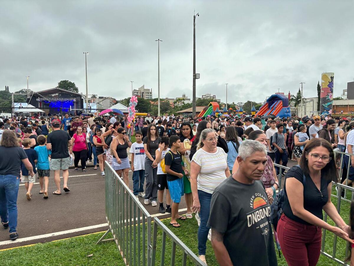 Mesmo sob chuva, população participou da programação que teve distribuição de bolo, shows nacionais e premiação do concurso de decoração natalina