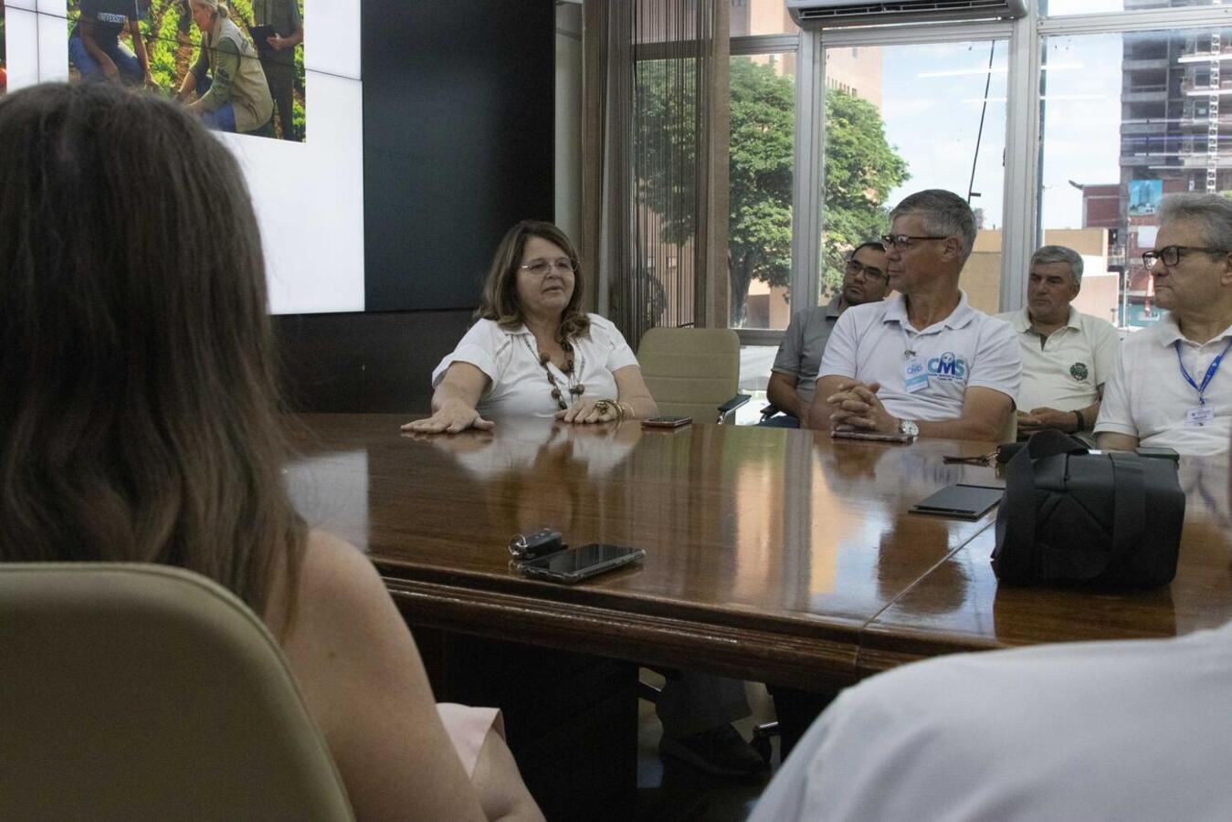 A Prefeitura de Toledo apresentou, na manhã desta sexta-feira (5), o projeto Horta Agro Cidadão durante encontro na Sala de Reuniões do Gabinete do Prefeito. A iniciativa, conduzida pela equipe técnica da Secretaria Municipal de Agricultura e Proteína Animal (Smap), reúne órgãos públicos, entidades, instituições de ensino e empresas com o objetivo de ampliar a segurança alimentar, promover inclusão social e dar uso sustentável a terrenos públicos ociosos. De acordo com a diretora de Desenvolvimento Agropecu