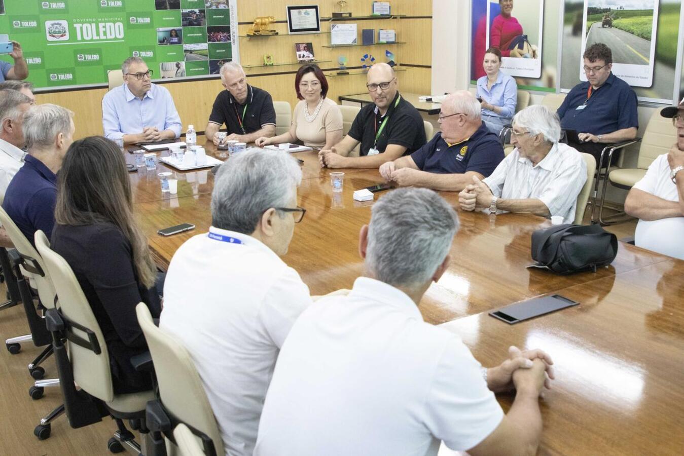 A Prefeitura de Toledo apresentou, na manhã desta sexta-feira (5), o projeto Horta Agro Cidadão durante encontro na Sala de Reuniões do Gabinete do Prefeito. A iniciativa, conduzida pela equipe técnica da Secretaria Municipal de Agricultura e Proteína Animal (Smap), reúne órgãos públicos, entidades, instituições de ensino e empresas com o objetivo de ampliar a segurança alimentar, promover inclusão social e dar uso sustentável a terrenos públicos ociosos. De acordo com a diretora de Desenvolvimento Agropecu