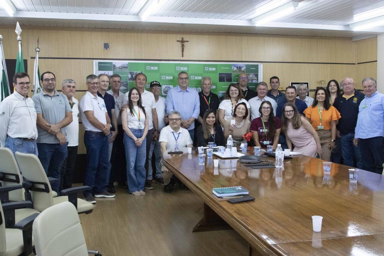 A Prefeitura de Toledo apresentou, na manhã desta sexta-feira (5), o projeto Horta Agro Cidadão durante encontro na Sala de Reuniões do Gabinete do Prefeito. A iniciativa, conduzida pela equipe técnica da Secretaria Municipal de Agricultura e Proteína Animal (Smap), reúne órgãos públicos, entidades, instituições de ensino e empresas com o objetivo de ampliar a segurança alimentar, promover inclusão social e dar uso sustentável a terrenos públicos ociosos. De acordo com a diretora de Desenvolvimento Agropecu