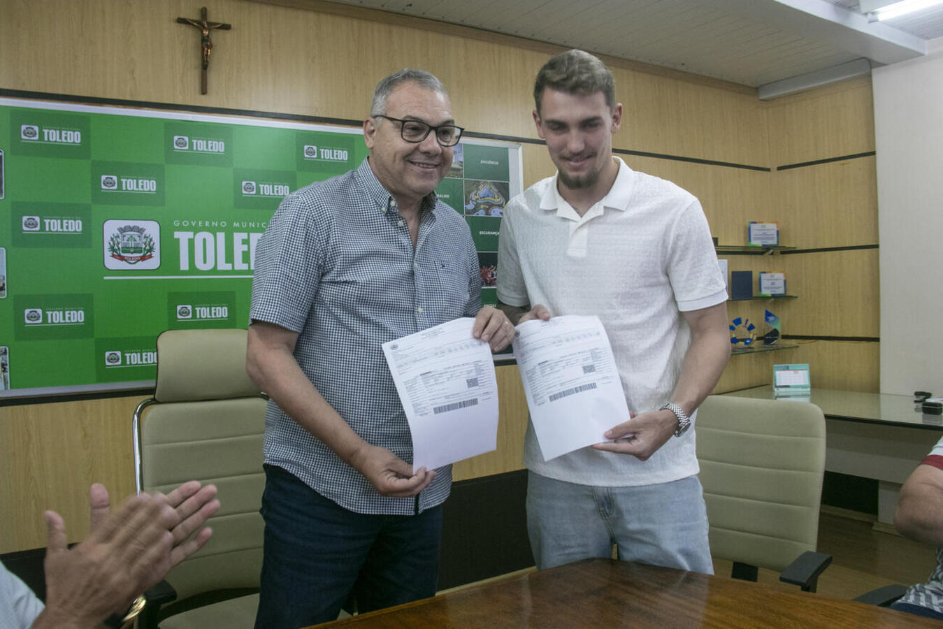 Durante visita à Prefeitura, nesta segunda (22), Léo Linck destinou cerca de R$ 15 mil aos fundo municipais da Criança e do Adolescente e da Pessoa Idosa 