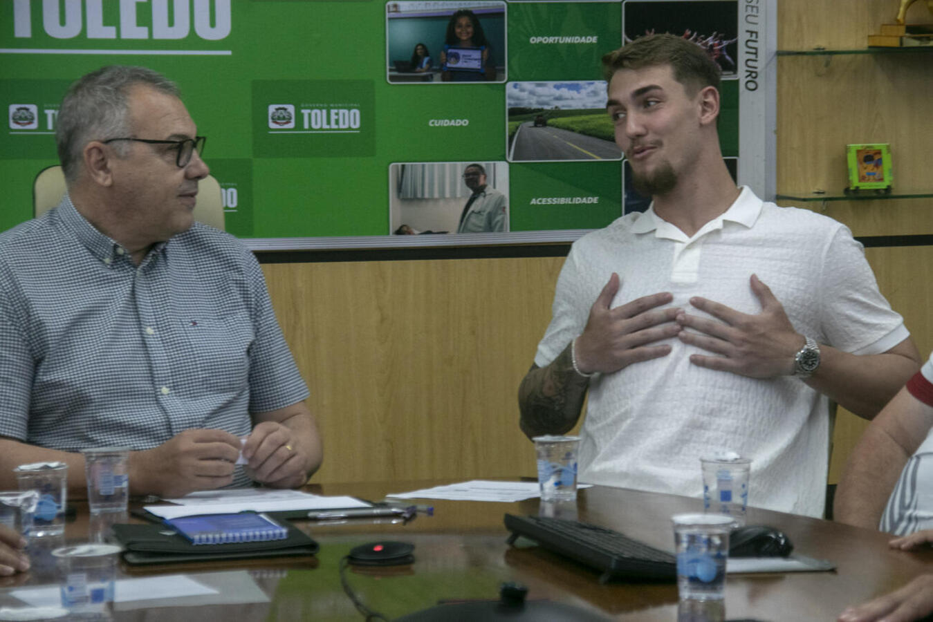 Durante visita à Prefeitura, nesta segunda (22), Léo Linck destinou cerca de R$ 15 mil aos fundo municipais da Criança e do Adolescente e da Pessoa Idosa 