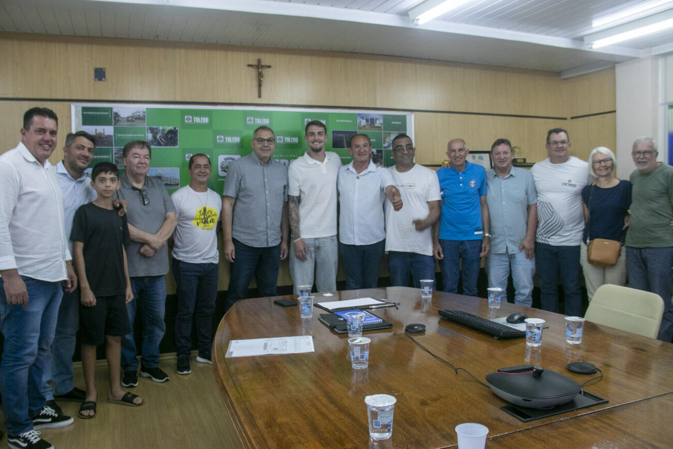 Durante visita à Prefeitura, nesta segunda (22), Léo Linck destinou cerca de R$ 15 mil aos fundo municipais da Criança e do Adolescente e da Pessoa Idosa 