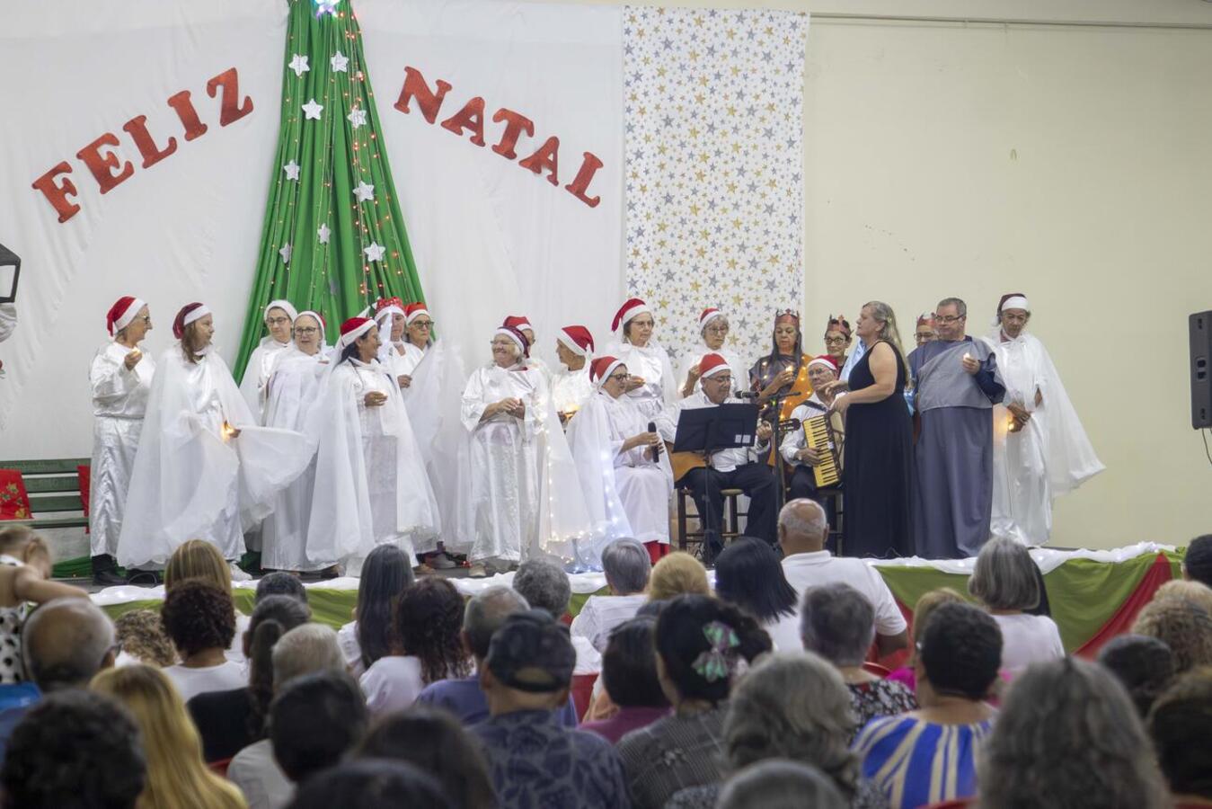 Na noite desta quarta-feira (10) o Centro de Revitalização da Terceira Idade (Certi) Dr. Wilson Carlos Kuhn e o Dr. Ernesto Dall’Oglio organizaram uma apresentação natalina para 450 pessoas presentes
