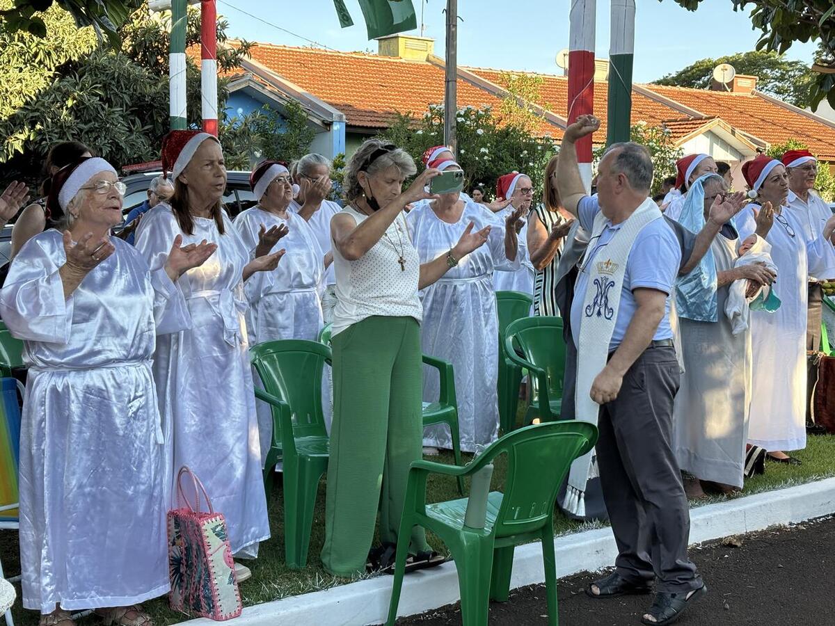 Programação reuniu, na última sexta-feira (5), apresentação teatral, bênção religiosa e entrega de cestas natalinas