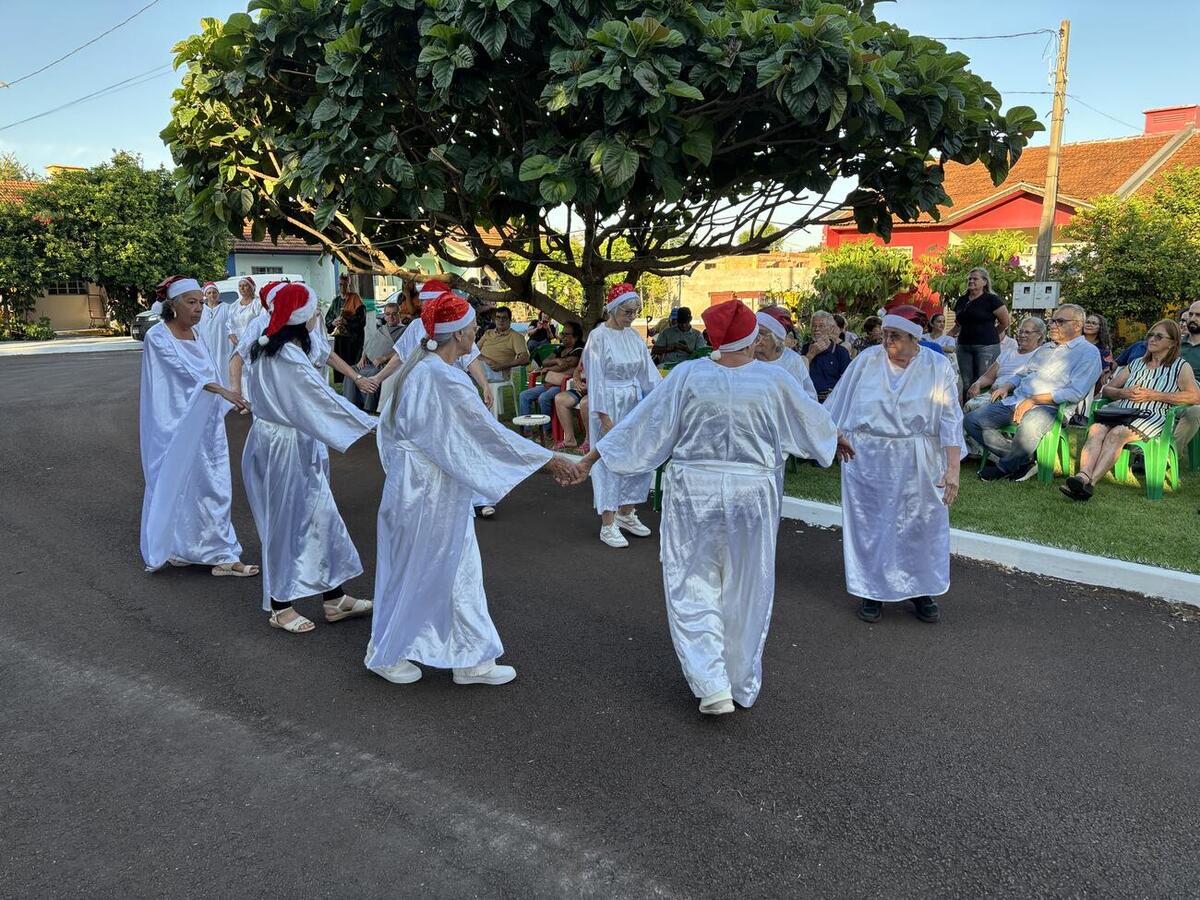 Programação reuniu, na última sexta-feira (5), apresentação teatral, bênção religiosa e entrega de cestas natalinas