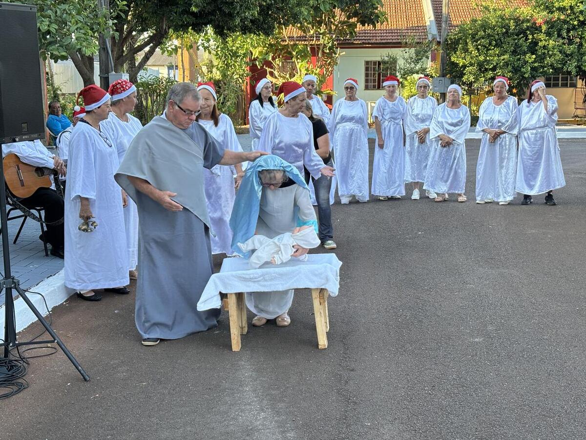 Programação reuniu, na última sexta-feira (5), apresentação teatral, bênção religiosa e entrega de cestas natalinas