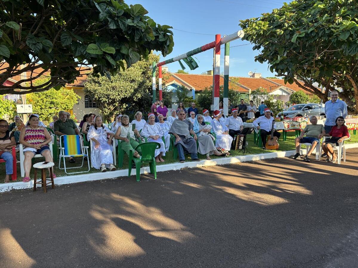 Programação reuniu, na última sexta-feira (5), apresentação teatral, bênção religiosa e entrega de cestas natalinas