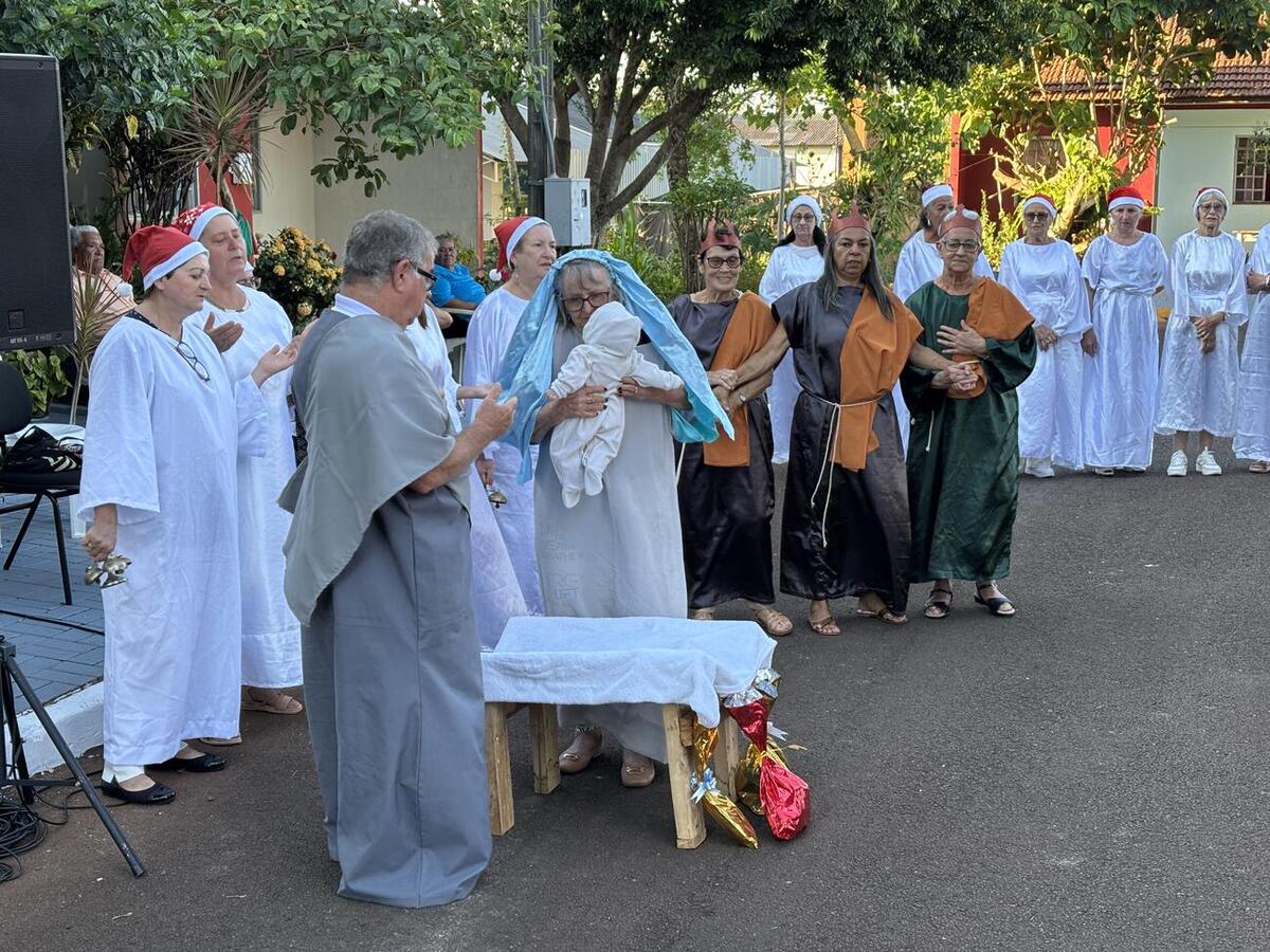 Programação reuniu, na última sexta-feira (5), apresentação teatral, bênção religiosa e entrega de cestas natalinas