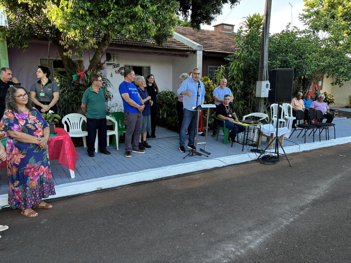 Programação reuniu, na última sexta-feira (5), apresentação teatral, bênção religiosa e entrega de cestas natalinas