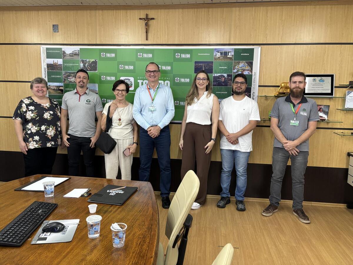 Ato, realizado na manhã desta quinta-feira (18), na Sala de Reuniões do Gabinete do Prefeito, oficializa ingresso de 11 novos conselheiros (5 titulares e 6 suplentes)