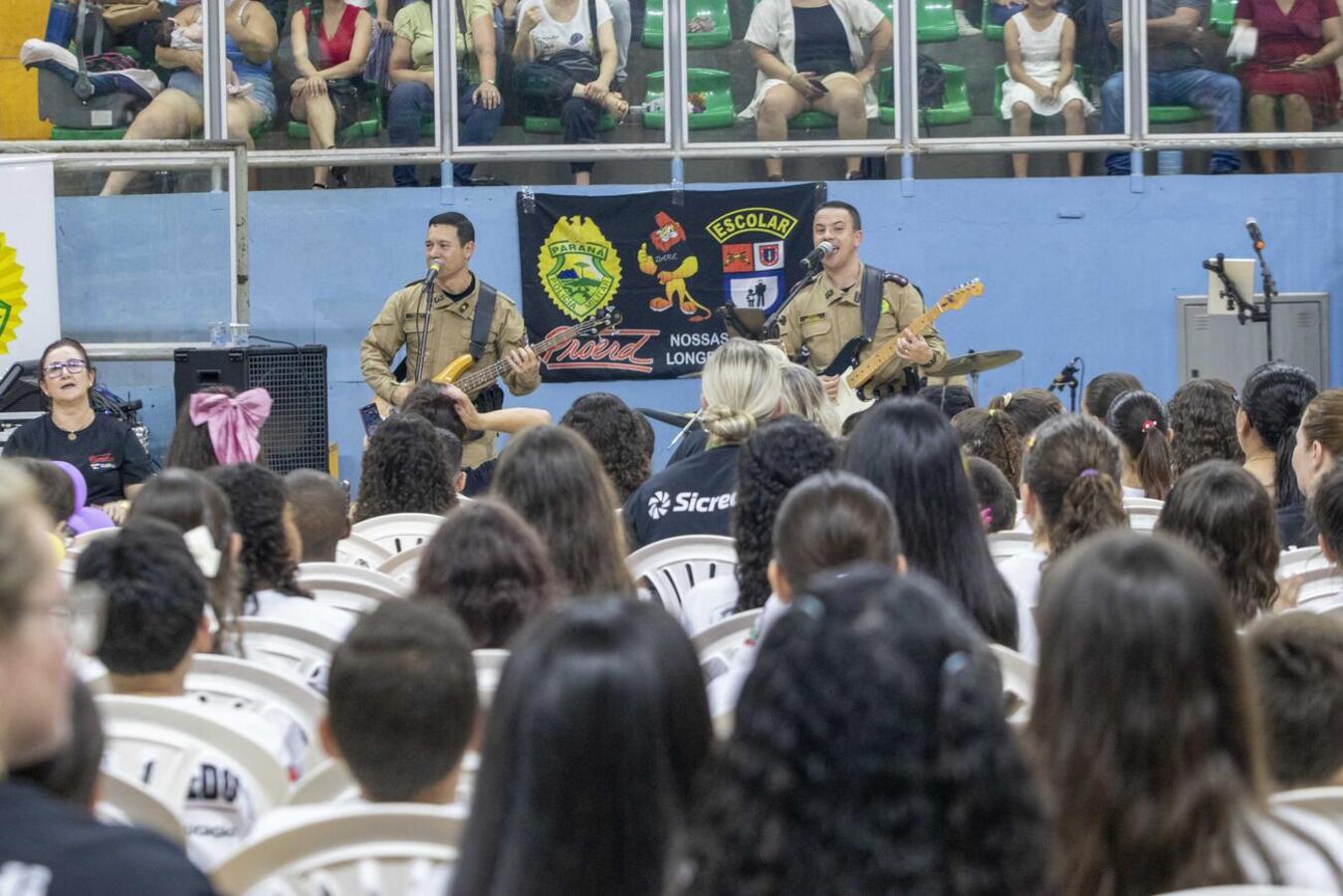 Neste sábado (29) o Ginásio de Esportes Alcides Pan foi palco da formatura da 46ª turma do Programa Educacional de Resistência às Drogas e à Violência (Proerd)