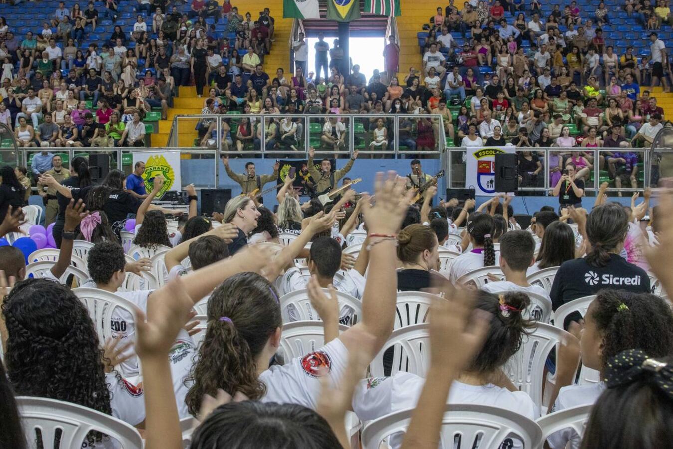 Neste sábado (29) o Ginásio de Esportes Alcides Pan foi palco da formatura da 46ª turma do Programa Educacional de Resistência às Drogas e à Violência (Proerd)