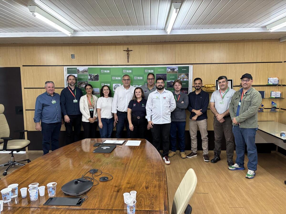 Alunos e professores de dois programas de pós-graduação da universidade foram recebidos no Gabinete do Prefeito na manhã desta quarta-feira (10)