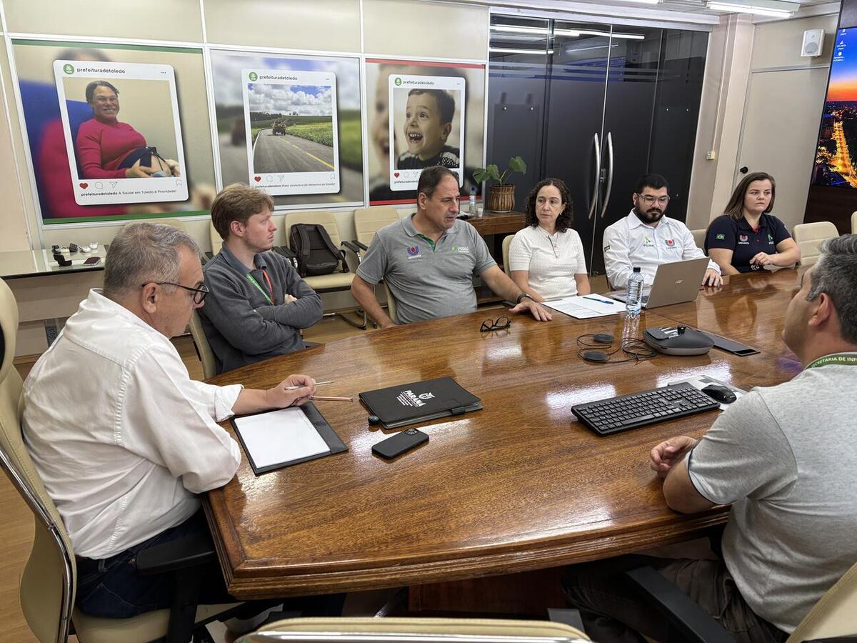 Alunos e professores de dois programas de pós-graduação da universidade foram recebidos no Gabinete do Prefeito na manhã desta quarta-feira (10)