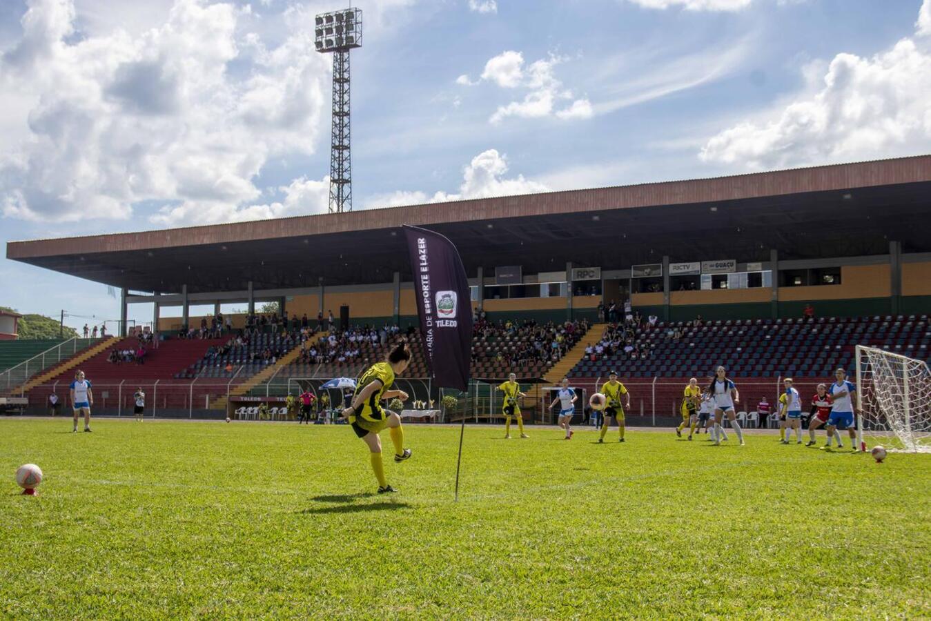 Grande público compareceu, na tarde do último sábado (6), ao 14 de Dezembro para as prestigiar a luta pelos títulos das categorias Feminino e Livre (Ouro e Prata)