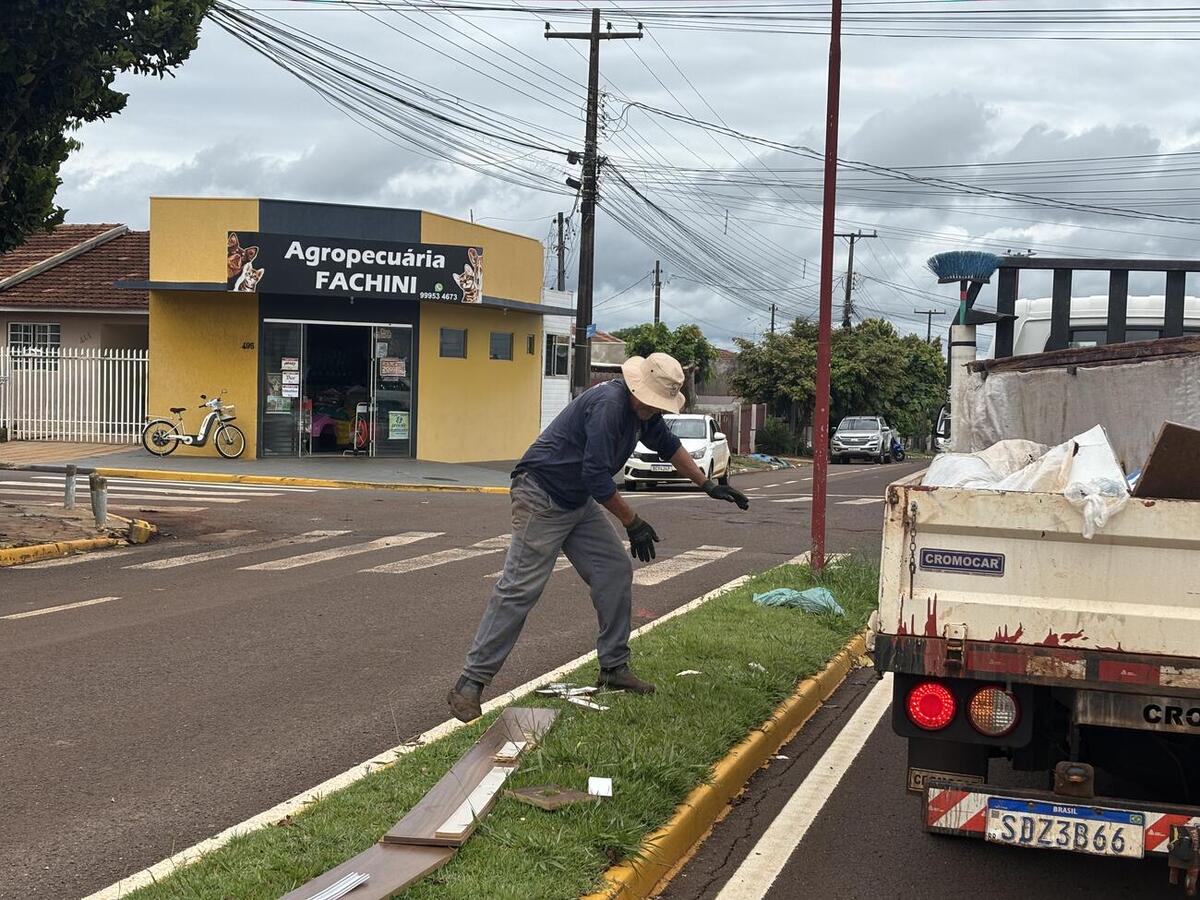 Ação da Secretaria do Meio Ambiente retirou, nesta terça-feira (16), mais de 15 cargas de lixo descartado irregularmente nas vias públicas