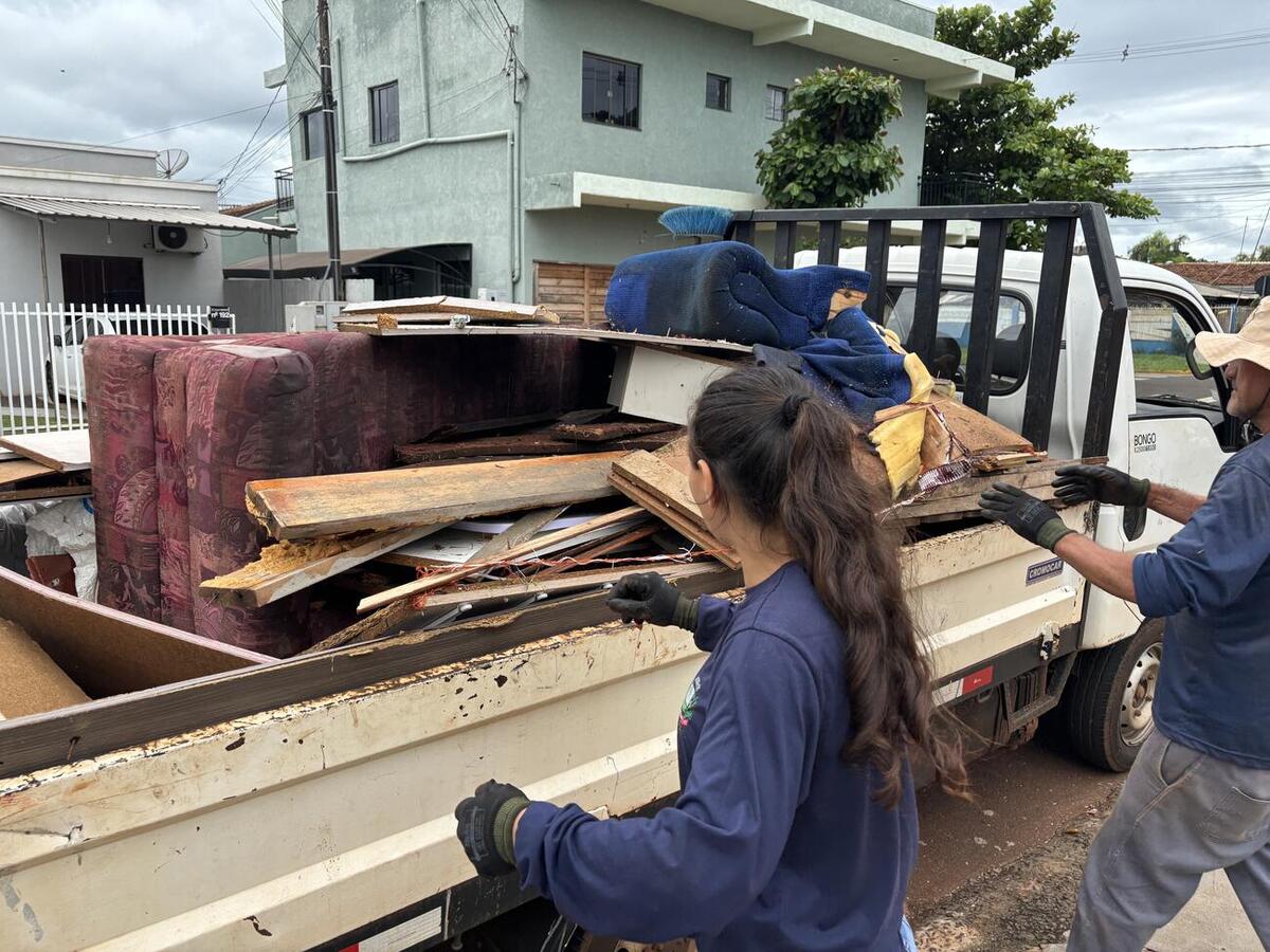 Ação da Secretaria do Meio Ambiente retirou, nesta terça-feira (16), mais de 15 cargas de lixo descartado irregularmente nas vias públicas