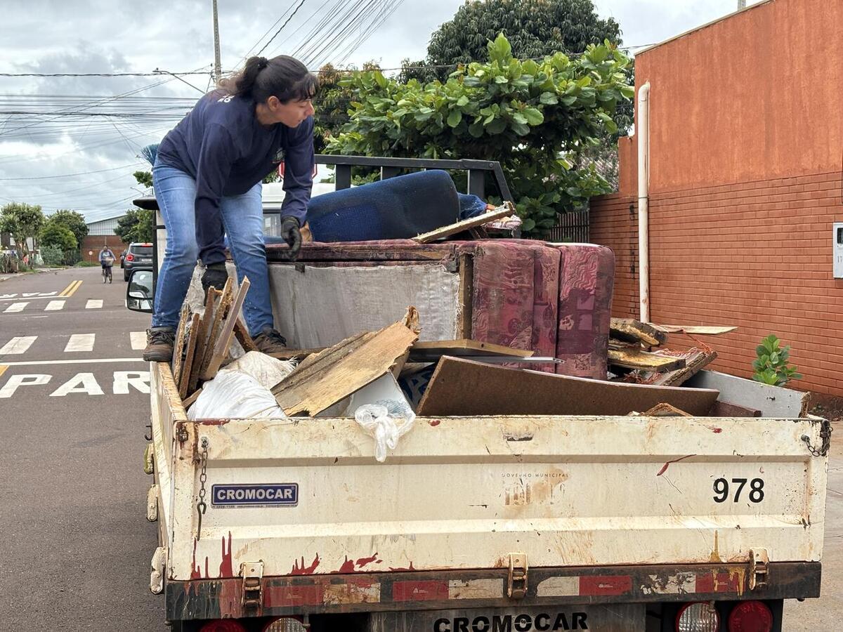 Ação da Secretaria do Meio Ambiente retirou, nesta terça-feira (16), mais de 15 cargas de lixo descartado irregularmente nas vias públicas