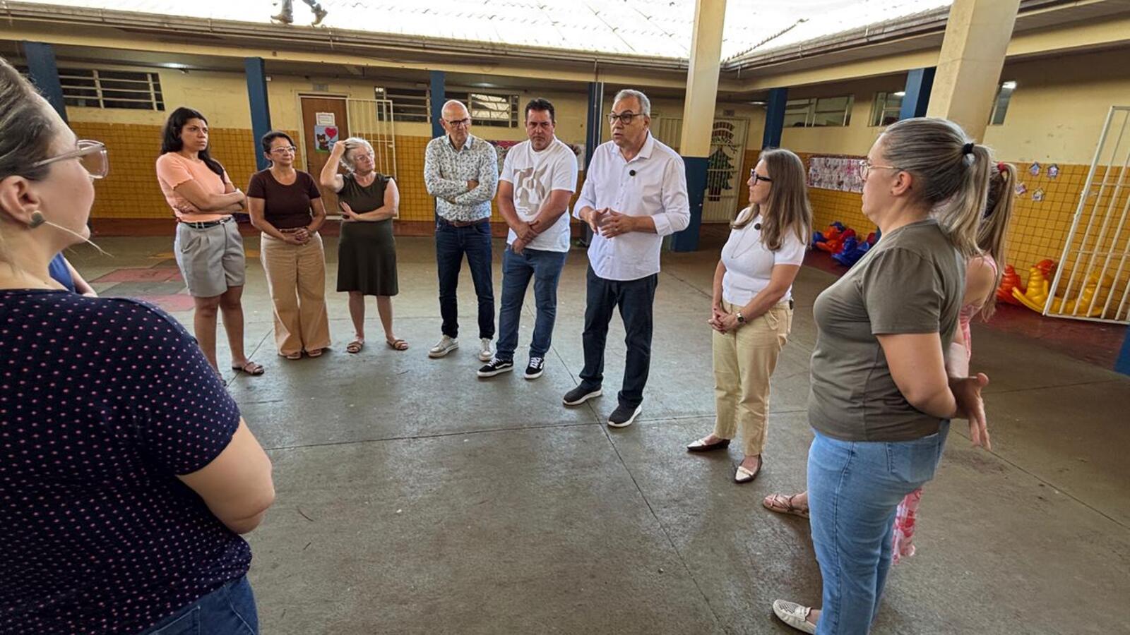 Prefeito Mario Costenaro se reuniu com as professoras da Escola Municipal Presidente Tancredo de Almeida Neves