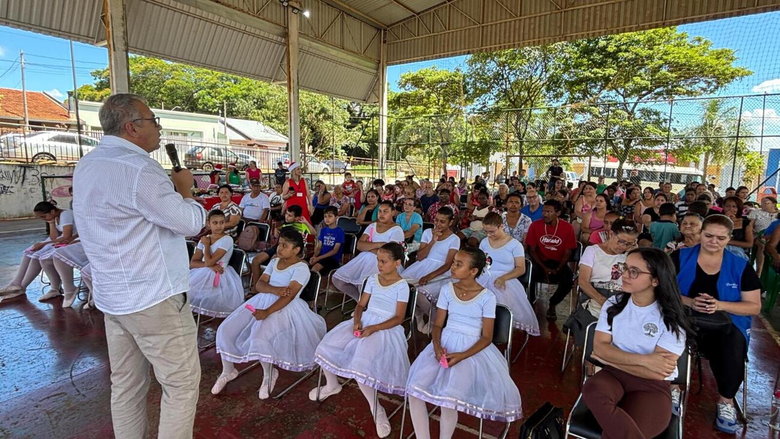 Apresentações artísticas e culturais, Papai Noel e lanche comunitário foram algumas das atrações da festa de encerramento das atividades em 2025