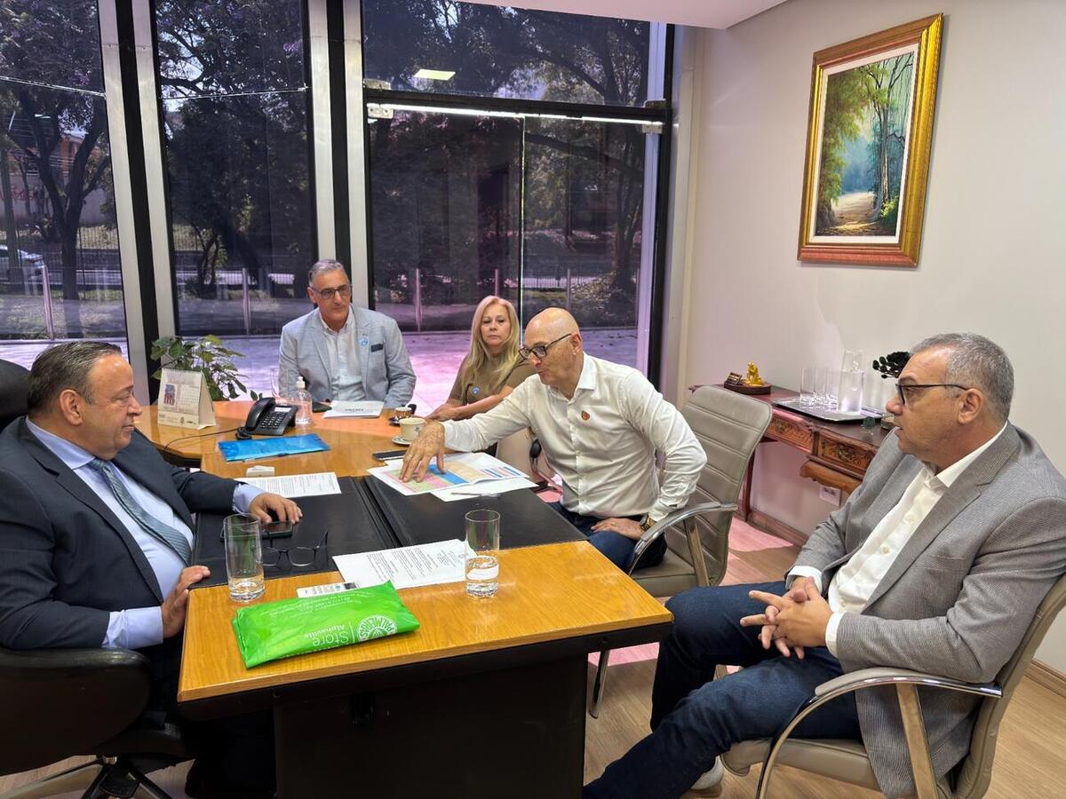 Documento foi entregue nesta segunda-feira (8) pelo prefeito Mario Costenaro ao líder do Governo na Assembleia Legislativa, deputado estadual Hussein Bakri