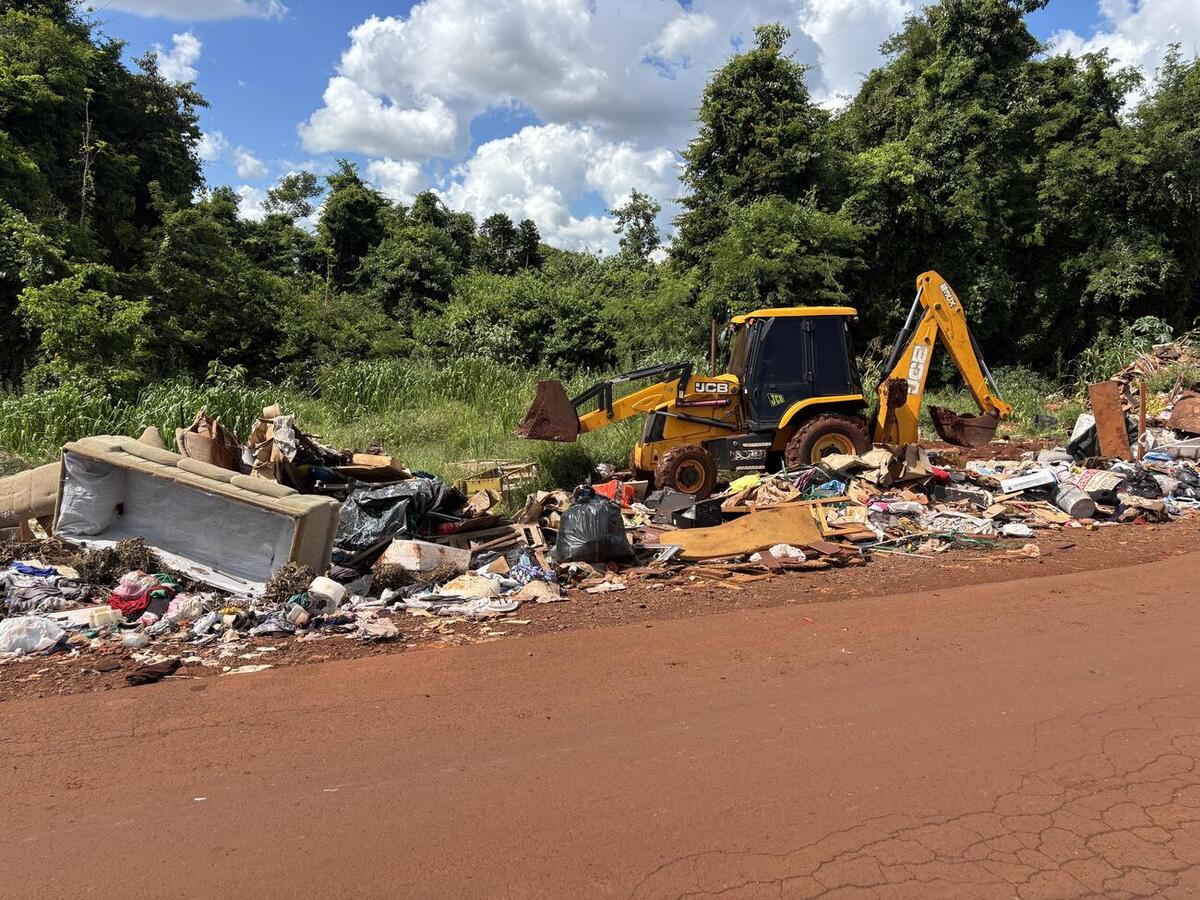 Limpeza em via pública ocorreu nesta segunda-feira (5), com atuação conjunta das secretarias do Meio Ambiente e de Infraestrutura Rural e Urbana e de Serviços Públicos
