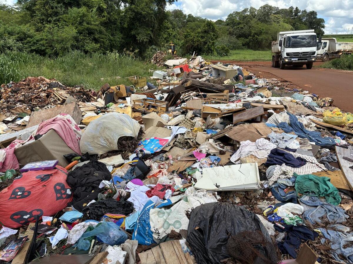 Limpeza em via pública ocorreu nesta segunda-feira (5), com atuação conjunta das secretarias do Meio Ambiente e de Infraestrutura Rural e Urbana e de Serviços Públicos