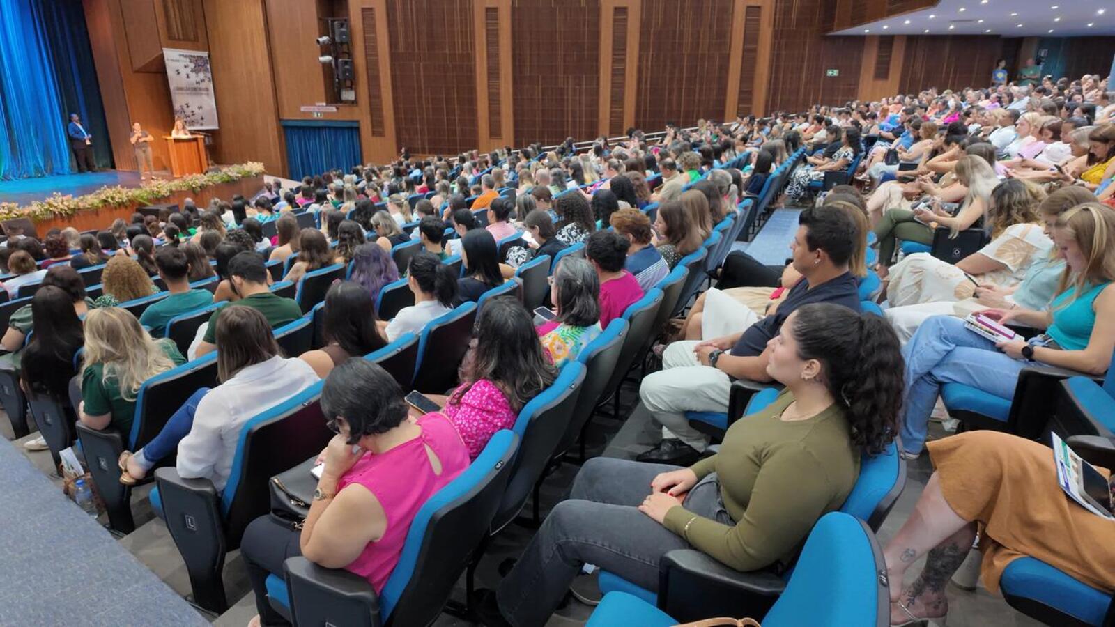 Palestras e apresentações culturais foram realizadas nesta quinta (29) com cerca de 2.400 servidores no Teatro Municipal e no Centro de Eventos Deziré Refosco