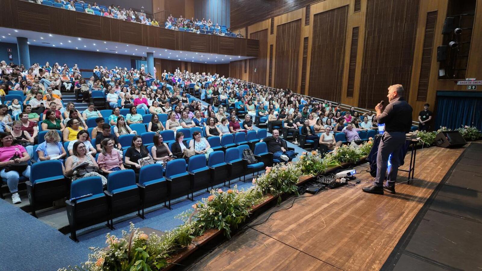 Palestras e apresentações culturais foram realizadas nesta quinta (29) com cerca de 2.400 servidores no Teatro Municipal e no Centro de Eventos Deziré Refosco