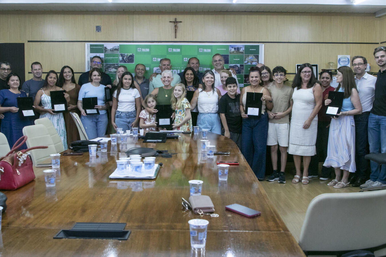 Cerimônia nesta quinta (22), no Gabinete do Prefeito, reuniu familiares e marcou reconhecimento a 10 colaboradoras de vários setores da administração municipal