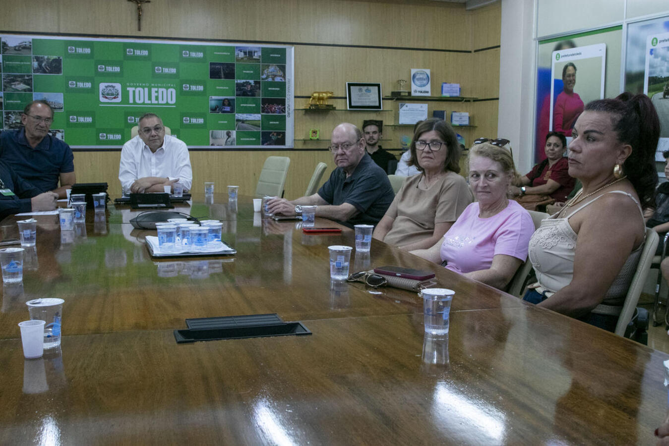 Cerimônia nesta quinta (22), no Gabinete do Prefeito, reuniu familiares e marcou reconhecimento a 10 colaboradoras de vários setores da administração municipal