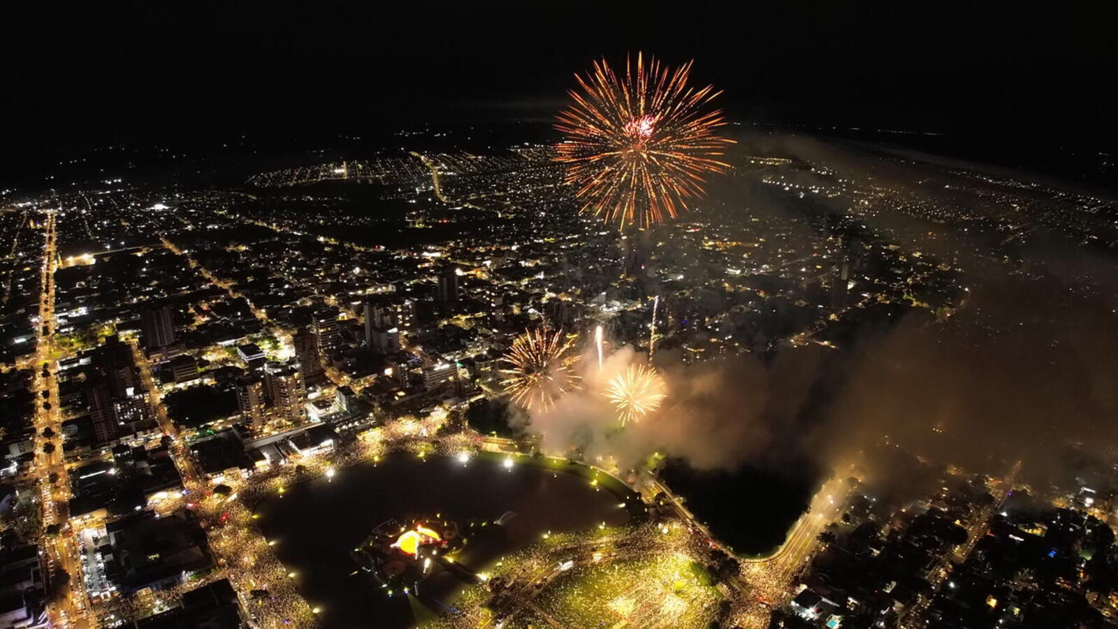 Show pirotécnico de 15 minutos marcou a chegada de 2026 em Toledo, com estrutura especial e atuação integrada de equipes municipais e forças de segurança