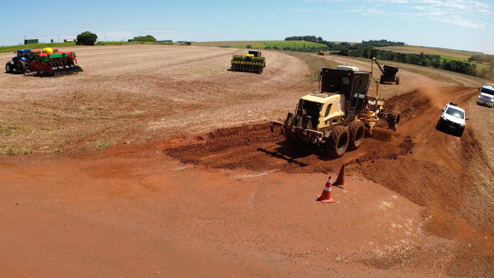 A Secretaria de Infraestrutura Rural e Urbana e de Serviços Públicos realizou a manutenção de 30 quilômetros na estrada Chaparral, na região sul de Toledo