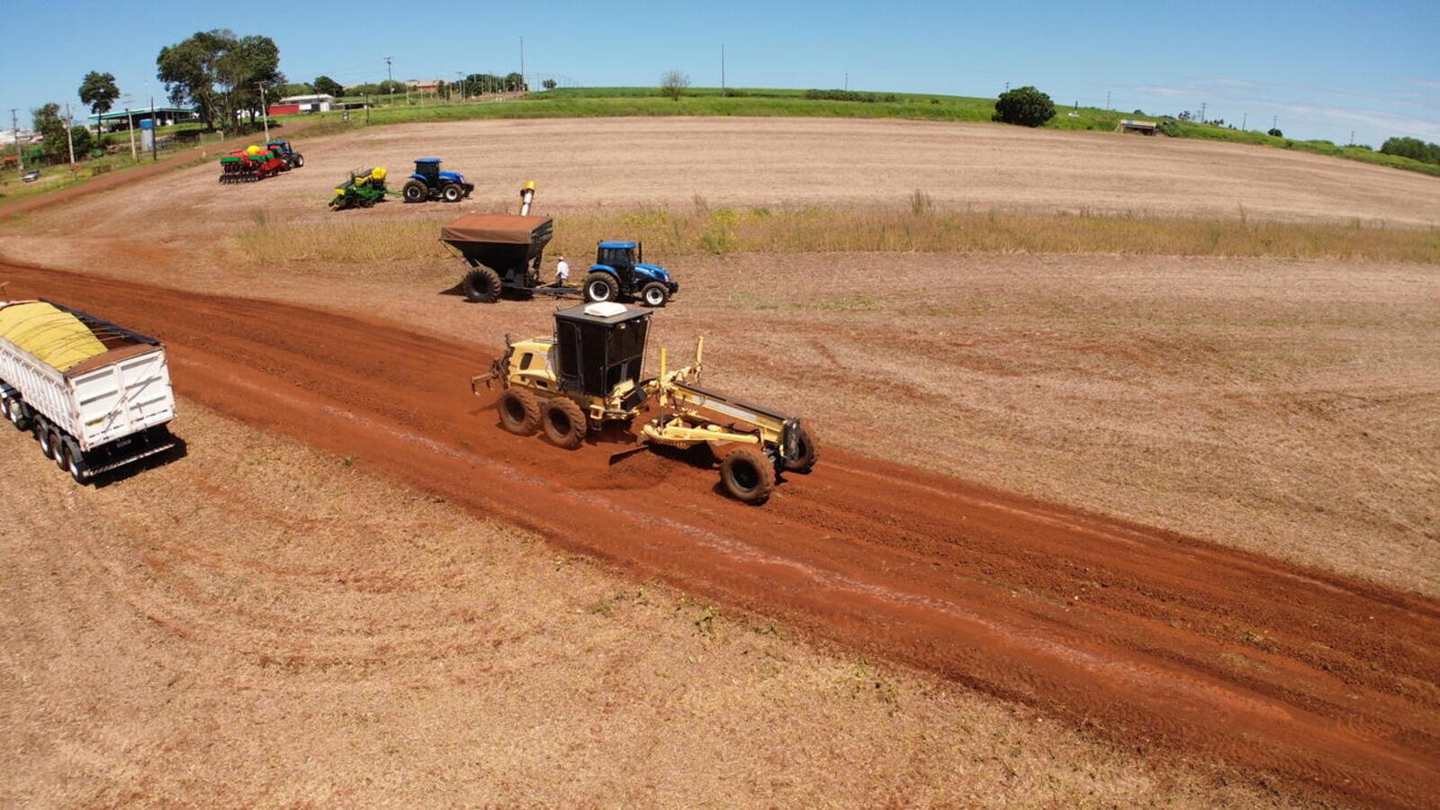 A Secretaria de Infraestrutura Rural e Urbana e de Serviços Públicos realizou a manutenção de 30 quilômetros na estrada Chaparral, na região sul de Toledo