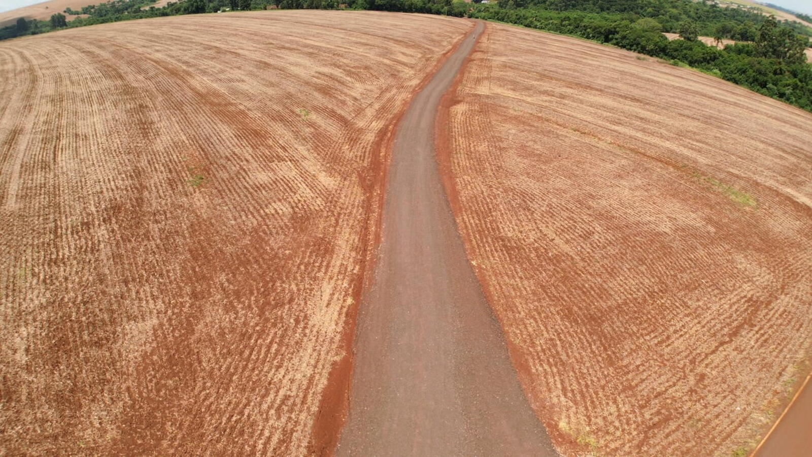A Secretaria de Infraestrutura Rural e Urbana e de Serviços Públicos realizou a manutenção de 30 quilômetros na estrada Chaparral, na região sul de Toledo