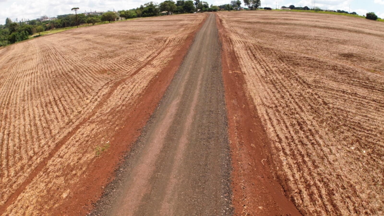 A Secretaria de Infraestrutura Rural e Urbana e de Serviços Públicos realizou a manutenção de 30 quilômetros na estrada Chaparral, na região sul de Toledo