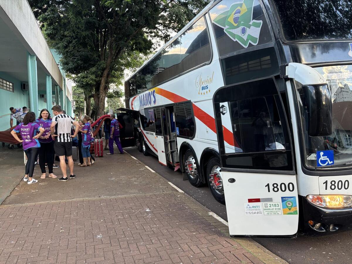 Atletas do Centro de Treinamento para Idosos (CTI) embarcaram nesta segunda-feira (26) para a cidade de Sorriso, no Mato Grosso, onde irão disputar o Campeonato Nacional de Vôlei Adaptado