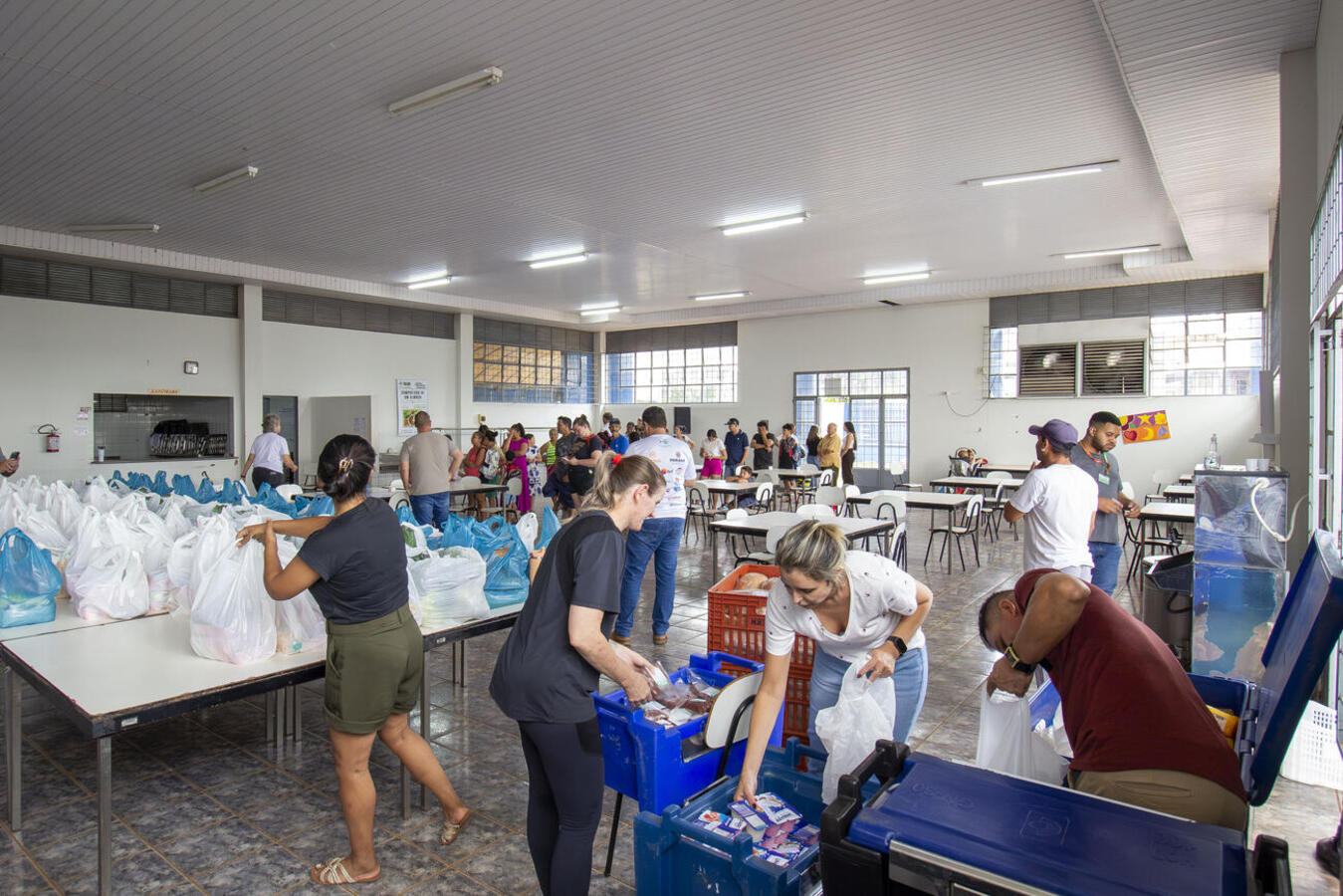 Cestas com mais de 20 quilos foram entregues a aproximadamente 210 famílias do território da Grande Pioneiro, atendido pelo Cras I