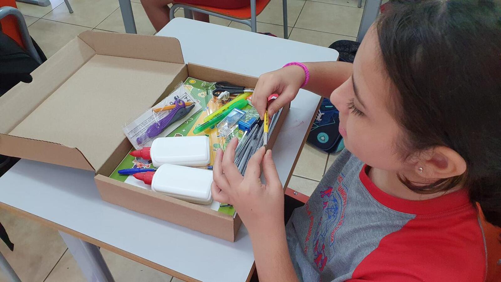 Providências a respeito dos kits de material escolar (foto), transporte escolar e estrutura de unidades estão sendo tomadas pela Secretaria Municipal da Educação