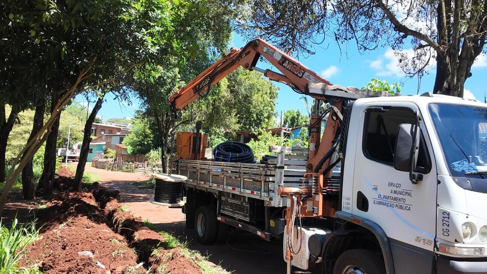 A Secretaria de Infraestrutura Rural e Urbana está reinstalando o cabeamento de energia furtado há seis anos do Parque Vale dos Ipês, na Vila Paulista
