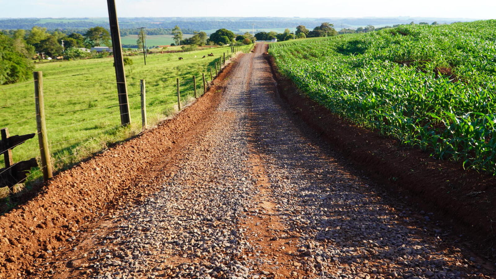A Secretaria de Infraestrutura Rural e Urbana e de Serviços Públicos realizou a manutenção de 30 quilômetros na estrada Chaparral, na região sul de Toledo