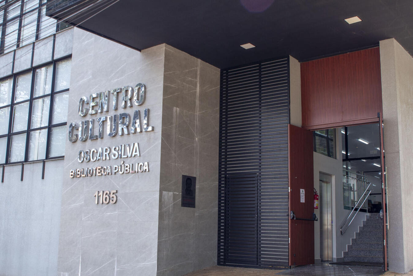 Com acervo diversificado, espaço volta a funcionar com horários regulares, aceita doações em bom estado e retoma o empréstimo de obras mediante cadastro