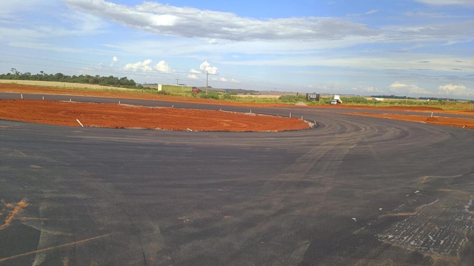 Capa asfáltica deve ser entregue até o início de fevereiro; investimento advém de emenda parlamentar que também contempla construção do novo kartódromo na praça desportiva