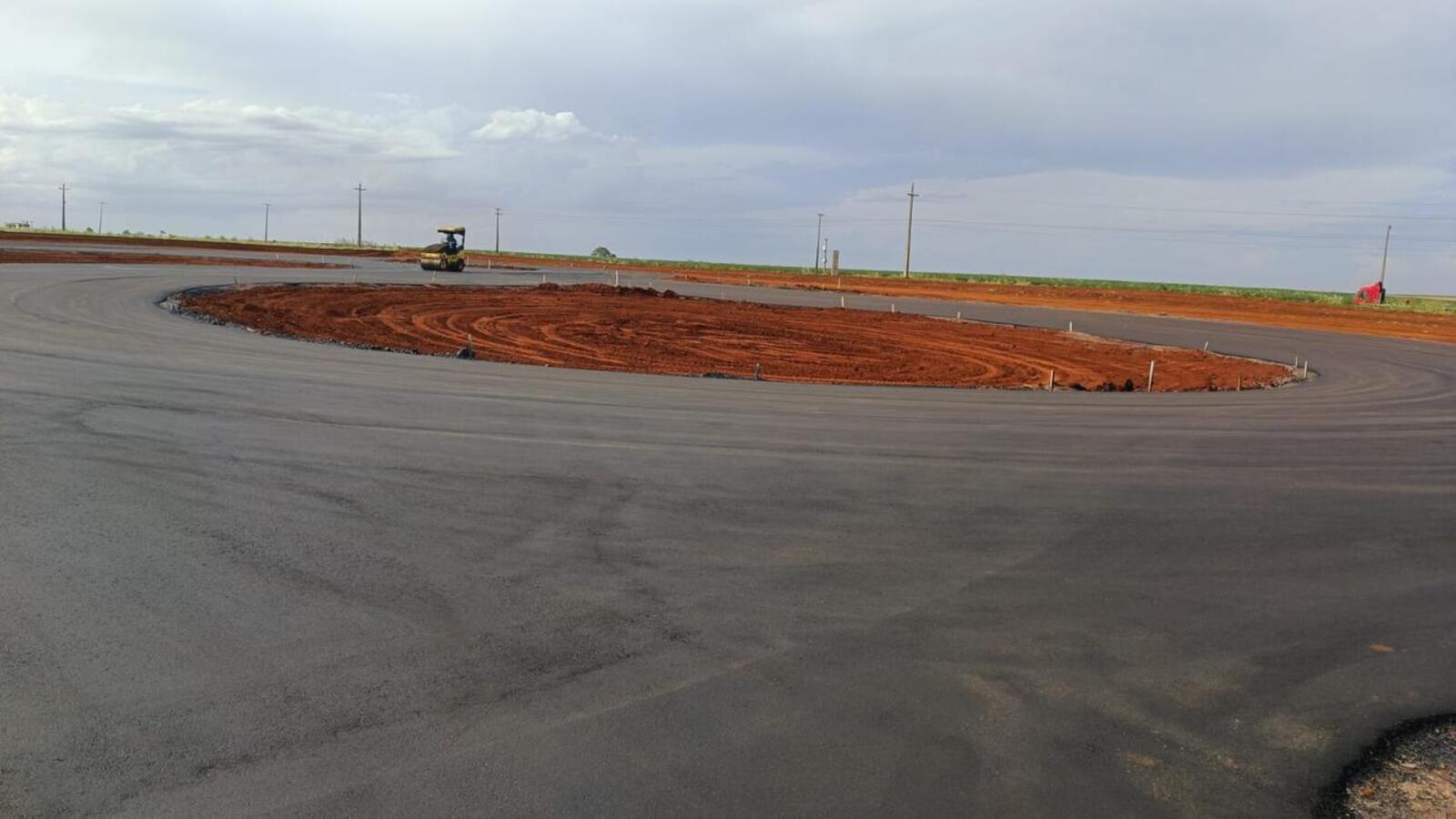Capa asfáltica deve ser entregue até o início de fevereiro; investimento advém de emenda parlamentar que também contempla construção do novo kartódromo na praça desportiva