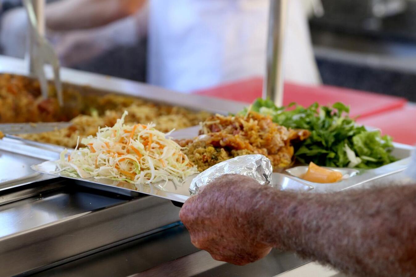 As oito unidades do município passaram por reparos estruturais e os servidores da Cozinha Social receberam capacitação em boas práticas para garantir a qualidade das refeições